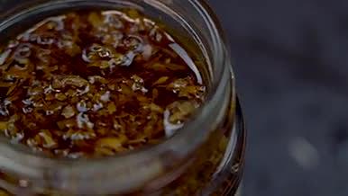 古法酿制手工香椿酱视频的预览图